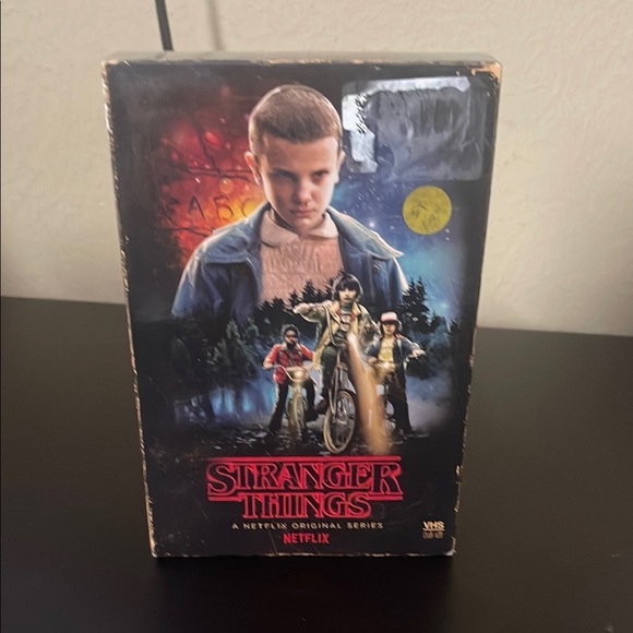 Stranger Things Collector's Edition season 1 (Still in Plastic) - Picture 1 of 5
